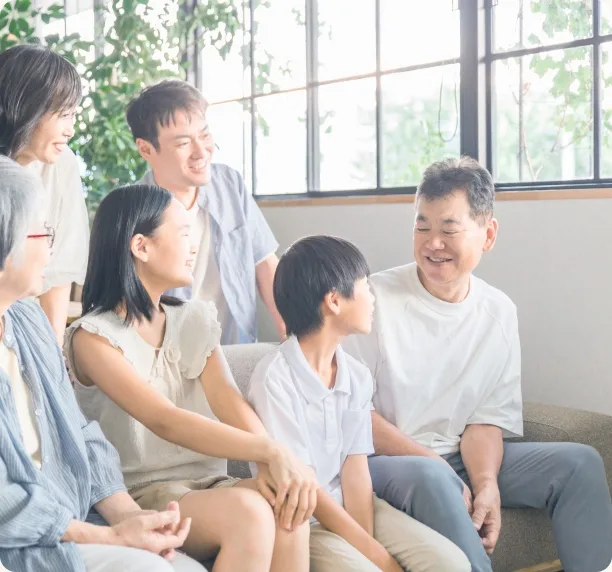 家族で穏やかに過ごす様子